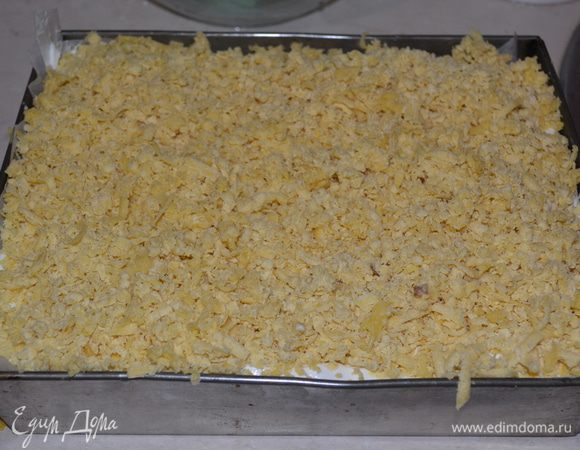 Берем вторую часть теста, та что была в морозильной камере, натираем на терке с крупными отверстиями и равномерно выкладываем на белковый слой. Выпекаем сырник в ранее разогретой духовке при темп.180 гр. 1-1,2 ч. (время выпечки зависит от размеров вашей формы, чем больше форма тем меньше время выпечки, у меня форма была примерно 22 на 26, я выпекала 1,20 ч.). сырник охлаждаем при комнатной температуре и отправляем в холодильник на 4-5 часов. Посыпаем сахарной пудрой по желанию.