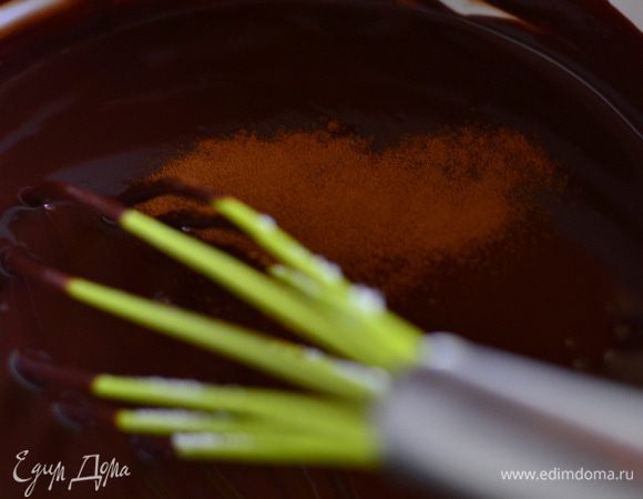 Туда же добавить кофе и сахарную пудру, снова перемешать и дать остыть при комнатной температуре. Поставить в холодильник часов на 6 до хорошего охлаждения. У меня крем охлаждался часов 9. Крем должен застыть в прямом смысле этого слова.