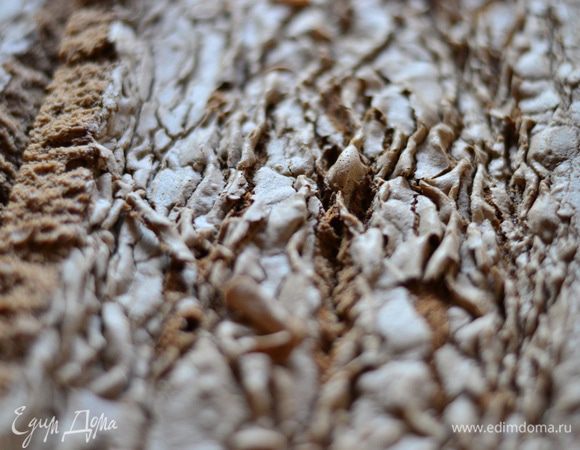 Развернуть остывший корж. Видите, на фото он с легкими трещинками и даже треснул, но это не страшно, он нежный, воздушный и шоколадный. Пропитать заварным кофе.