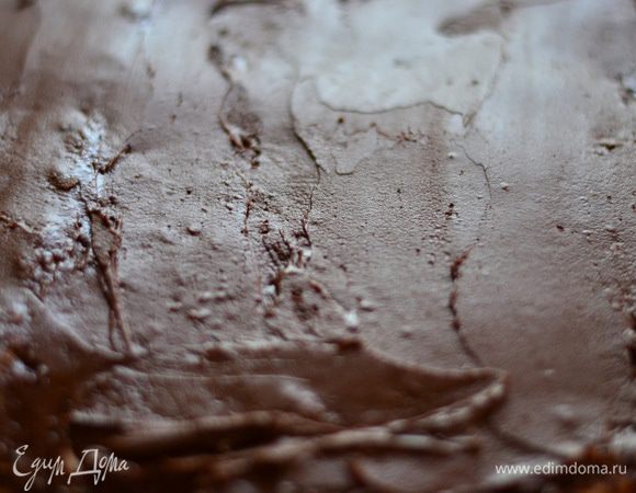 Обильно смазать корж кремом, желательно, ножом. Совсем немного крема оставьте. Разровнять крем по всему коржу.