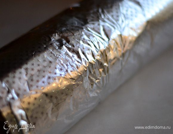 Лучше бы еще завернуть рулет в фольгу, он отлично и быстро пропитается и будет держать свою форму. Отправить в холодильник на несколько часов.