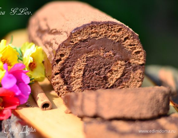 Верх готового и пропитанного рулета смазать оставшимся кремом. Так как крем плотный, разбавьте его горячими сливками и смажьте рулет этим кремом. Сверху обильно посыпьте какао-порошком. И приятного! Безумно вкусно!