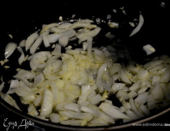 На разогретой сковороде на масле обжарить порубленный лук и раздавленный чеснок. До мягкого состояния.
