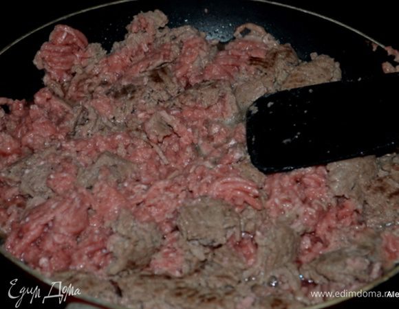 На другой сковороде разогретой обжарить фарш. Пока не исчезнет розовый цвет. Слить жир и перемешать с луком.