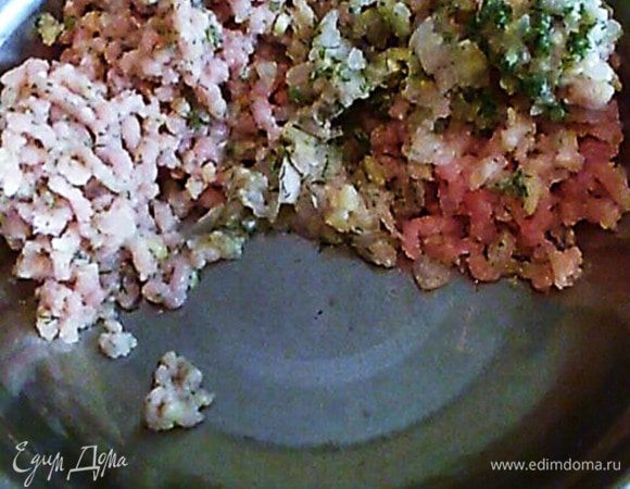Все ингредиенты пропускаем через мясорубку. Солим, перчим по вкусу. Даём стечь лишней жидкости.