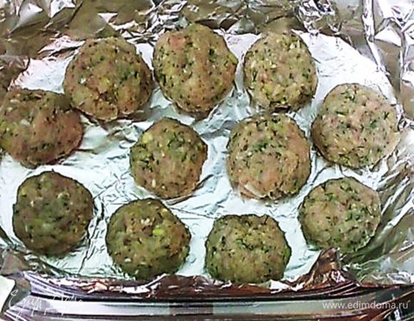 Из полученной смеси сформировать котлетки и выложить на фольгу в пароварку. Фольгу плотно закрываем, чтобы влага не попала на котлеты. Ставим в пароварку на 35-40 минут.