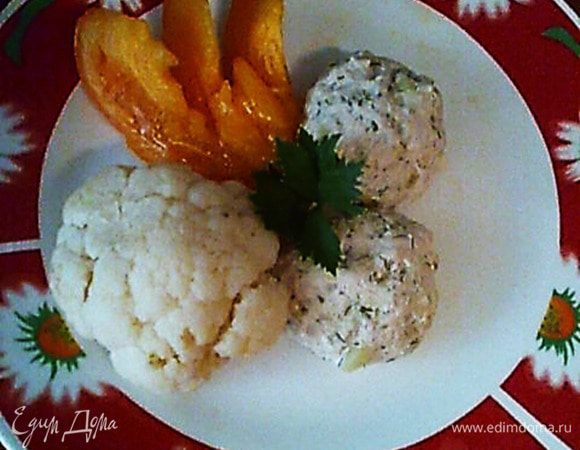 Подавала с соцветием цветной капустки (которую также готовила на пару) и  жёлтым микадо (помидором).