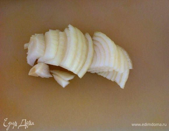 Порезать крупно лук.