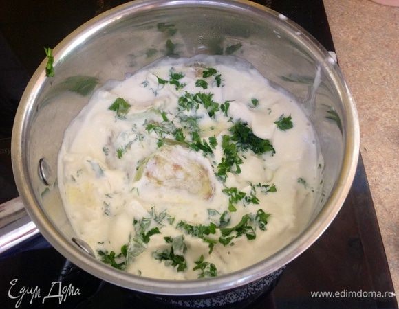 Затем выкладываем слоями: кружки кабачка, солим, перчим и лук сверху.... и так по кругу......
Сверху все заливаем сметаной и посыпаем петрушкой.
И ложку масла сливочного... сверху .... не забыть)))
Тушим под крышкой 20 - 25 минут.
Кабачке даст сок и соус получится довольно жидкий.