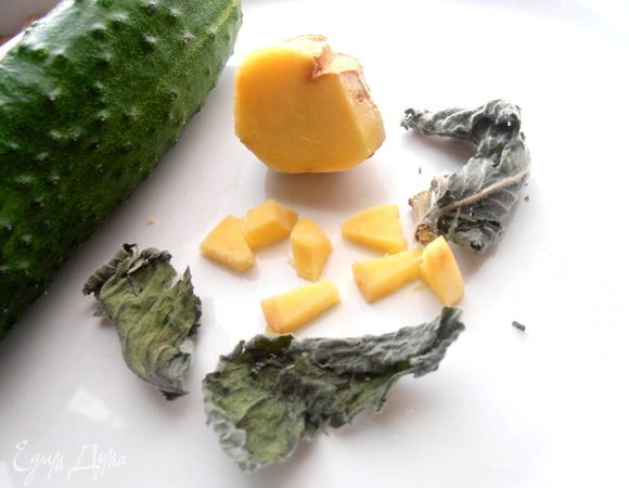 Кусочек имбиря очищаем и нарезаем помельче...