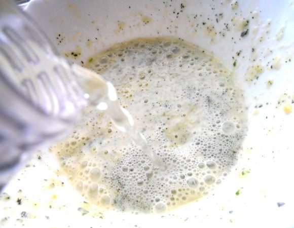 Вливаем немного любой газированной воды без добавок...