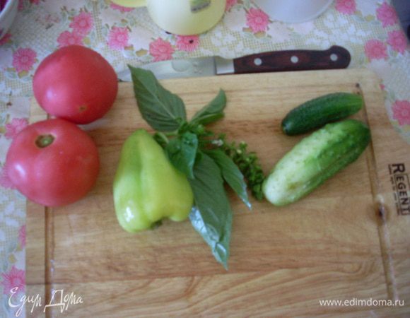Нарезать помидоры, перчик и огурчики, добавить нарезанный или порванный салат.