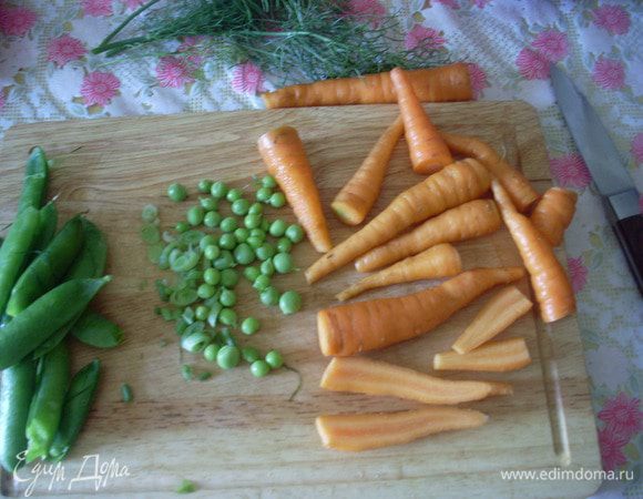Помыть морковку, горошек, фенхель. Можно морковку поскоблить, если она очень молоденькая, можно оставить верхние хвостики и оставить целой. Если она побольше - порезать вдоль на 2 или 4 части.