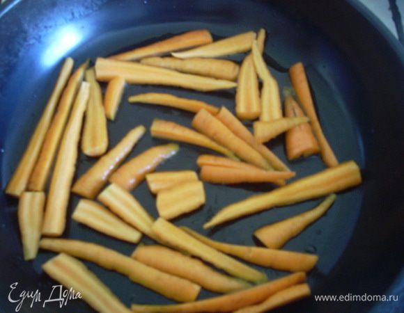 Нагреть сковороду, добавить оливковое масло и обжарить морковку до золотистого цвета - 5 минут. Если у Вас горошек очень молодой в стручках, то добавить его вместе с морковкой.