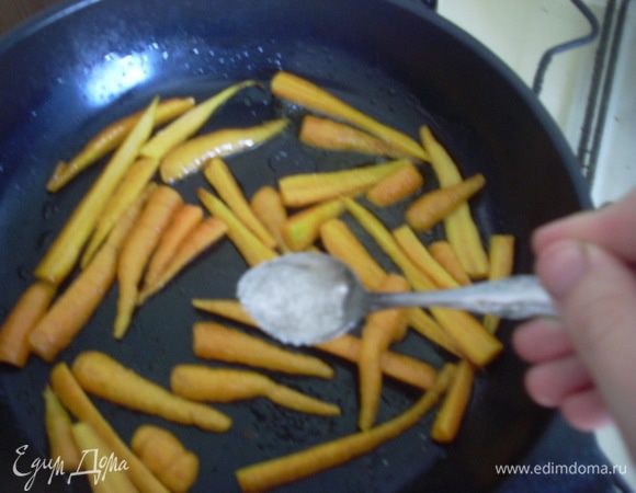 Добавить сахар и соль, подождать когда сахар раствориться, помешать (надо внимательно следить, это очень быстро происходит, может начать гореть).