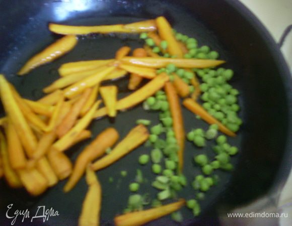 Добавить горошек и стебельки фенхеля быстро прогреть, помешивая.