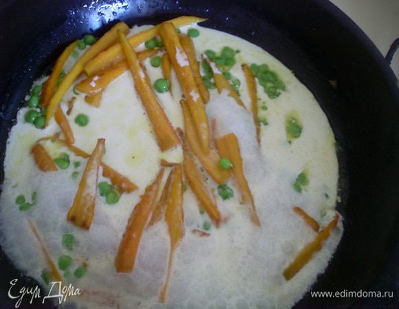 Залить сливками, чтобы покрыло овощи и тушить до загустения соуса  2-4 минуты на среднем огне. Морковка получается плотная и в то же время успевает приготовиться, со сладким вкусом горошка и фенхеля, в густом сливочном соусе. 
Выложить на тарелку, сверху можно добавить зелень фенхеля и тархуна.