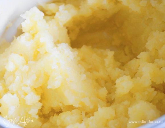 Картофель помыть, почистить. Выложить в кастрюлю, залить, посолить и поставить варить до готовности. Слить воду с готового картофеля и протереть, так чтобы не было комочков, добавить немного сливочного масла.