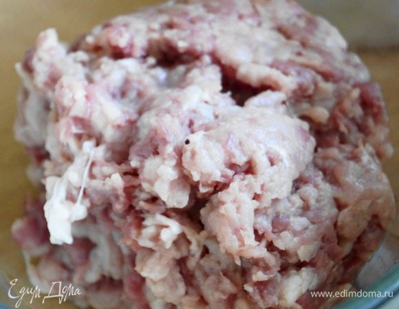 Фарш посолить, поперчить, добавить специи