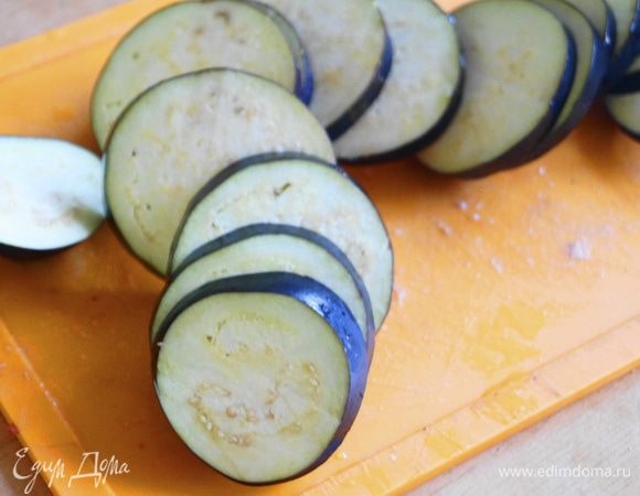 Баклажаны порезать на кружочки средней толщины и обжарить на растительном масле до полу-готовности. 