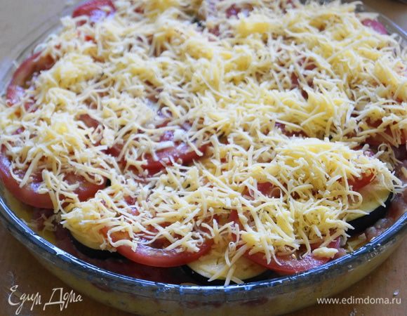 Залить взбитыми яйцами и присыпать обильно тертым сыром и поставить запекать в духовку разогретую до 180 градусов, на 45-50 минут.