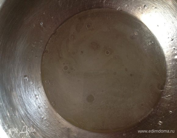 Соединить минеральную воду с сахаром,солью и маслом.