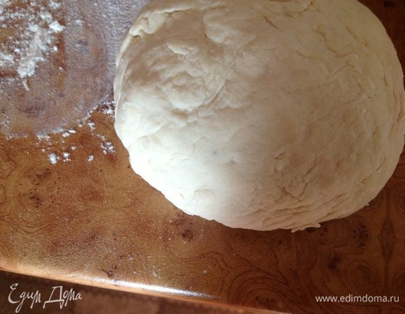 Постепенно подсыпая муку замесить однородное,гладкое тесто.Тесто должно получиться мягкое,и не липнущее к рукам.
