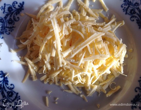 Для начинки натереть сыр на крупной терке.