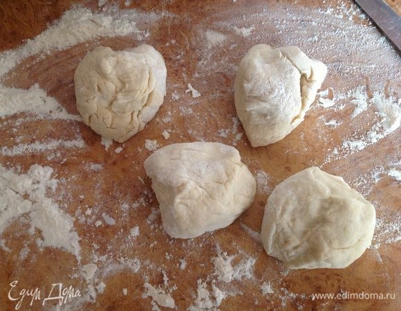 Тесто разделить на равные части,скатать шарик.