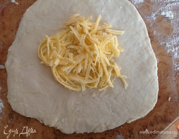 Раскатать лепешку,в центр  положить сначала сыр..