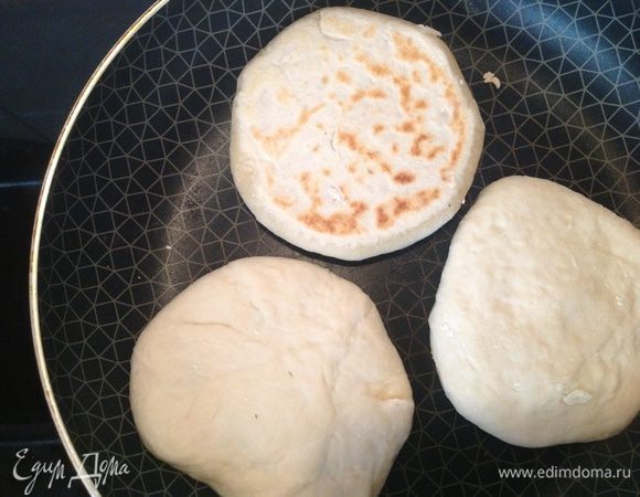Лепешки обжаривать на раскаленной сковороде,в небольшом количестве растительного масла,до зарумянивания.