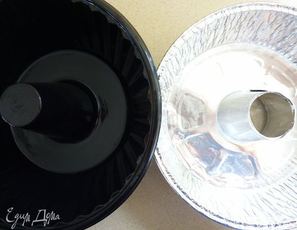 Разогреть духовку до 175 градусов. Форму Bundt  смазать маслом.  