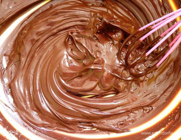 В средней миске, смешать кипящую воду и какао-порошок до получения однородной массы и вмешать сметану .