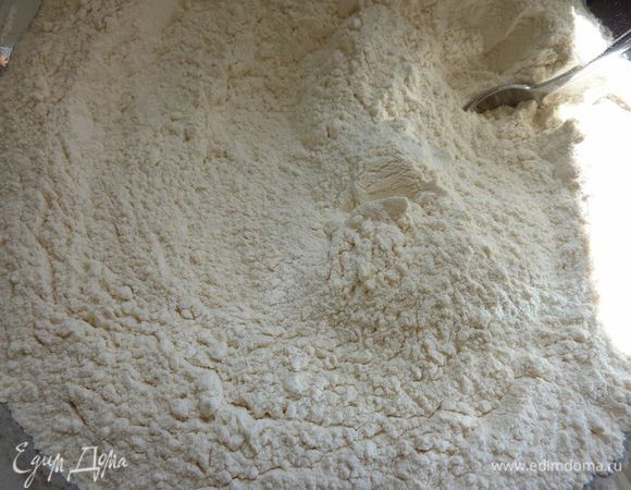 В большой миске, смешать вместе муку, соль, пекарский  порошок, и соду. 