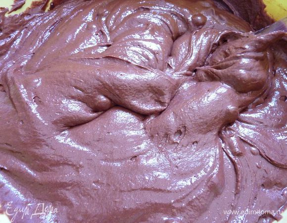 чередуя с 2 дополнениями смеси какао (сначала 1/3 муки, 1/2 шоколадной смеси, 1/3 муки, 1/2 шоколадной смеси, 1/3 муки ) 