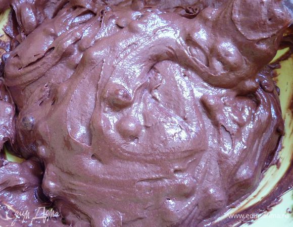 Выключаем миксер и добавляем 300 г шоколадных капель и вымешиваем ложкой. 