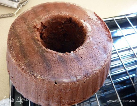 Я не очень доверяла формам и присыпала мукой. Разливаем полученную смесь в форму и запекаем от 50 минут до 1:30  часа (зависит от размера и духовки), проверить, если  уплотненный и слегка пружинит - значит он готов. 
Выложить на решетку остывать в форме минут 15-20, у меня оба потрескались, один для детей  я решила обрезать то, что поднялось по краю формы.