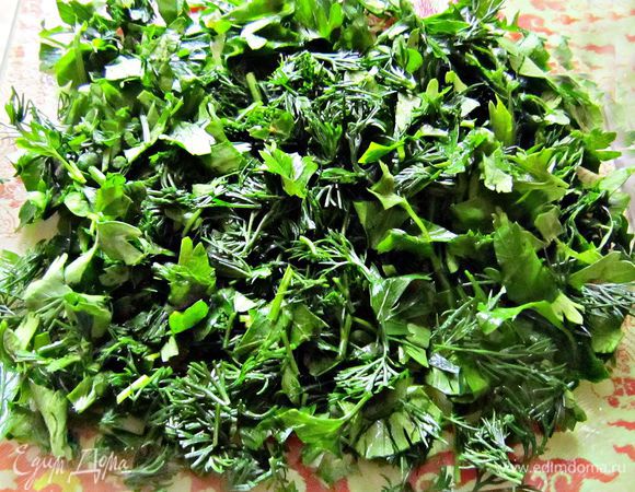 Зелень мелко порубить.