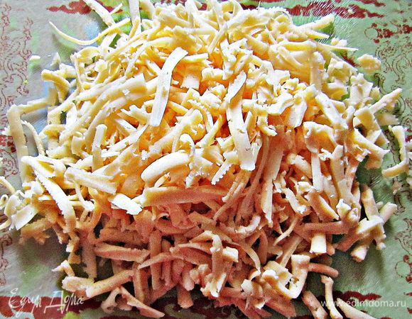 Сыр натереть на крупной тёрке.