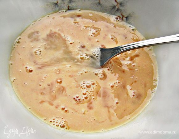 Яйца взбить, добавить немного (3 ст. л.) кипячёной воды, размешать. Посолить, поперчить.
