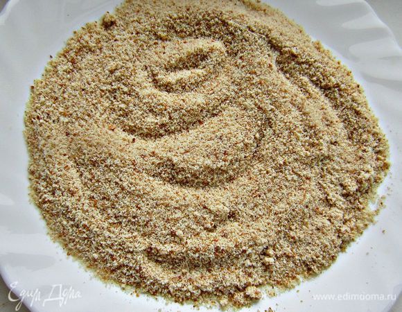 В отдельную тарелку насыпать панировочные сухари.