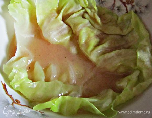 Теперь приступим к формированию капустных шницелей.
Листья капусты окунуть в яйцо. 
