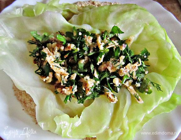 Затем,  в середину листа выложить 1 ст. л. начинки.