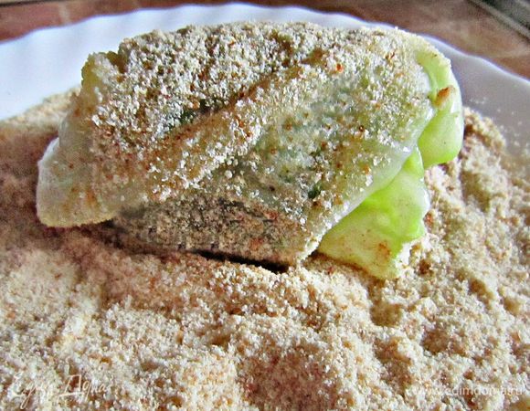 Сложить лист конвертиком и обвалять в панировочных сухарях.