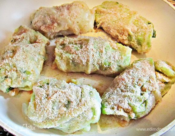 Обжариваем капустные шницеля в сковороде на разогретом растительном масле.