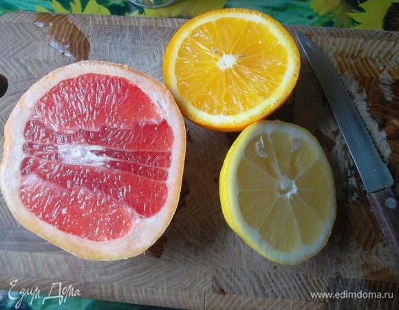 Лимон и апельсин нарезать кружочками.