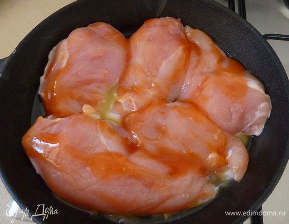 Куриные грудки приправить с крупной солью,  перцем и чили. Нагрейть тяжелую сковороду  с оливковым маслом и обжарить грудки по 3 минуты с каждой стороны, на высоком огне.