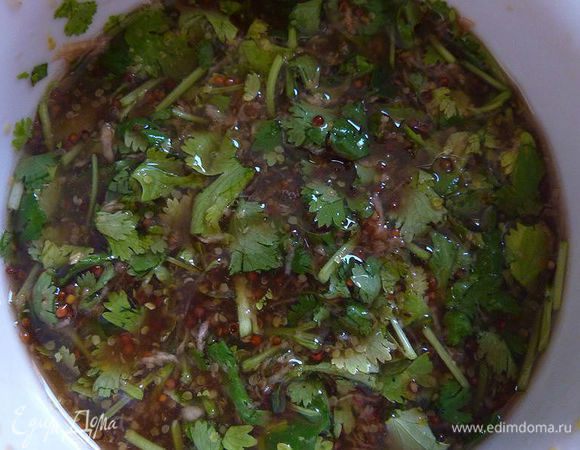 Смешать все компоненты соуса и добавить в сковороду . 