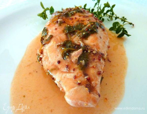 Уменьшите огонь и тушить около 4 минуты, пока курица не будет полностью готова. Выложить грудки  на сервировочное блюдо. Увеличить огонь и потушить соус пока не уменьшится в двое, полить на грудки. 