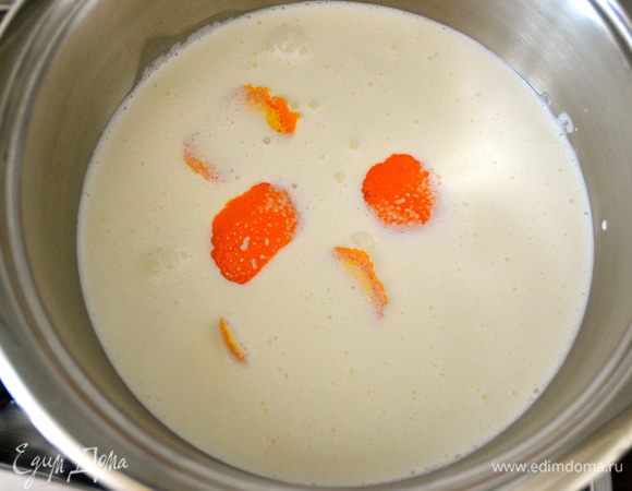 В небольшую кастрюльку налить сливки. Положить ваниль и полосочки цедры апельсина. Поставить на огонь и дать провариться 2-3 минуты.